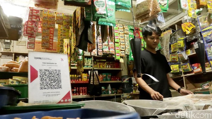 Pedagang dan pembeli di Pasar Kosambi dimudahkan dengan transaksi QRIS.