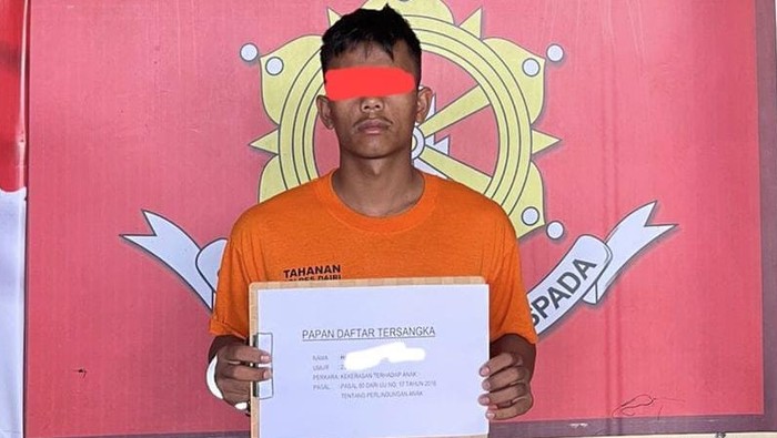 Pelaku HDL saat diamankan di kantor polisi. (Dok. Polres Dairi)