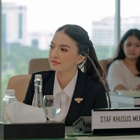 Rambutnya ditata rapi dengan gaya ponytail rendah yang sleek, disisir ke belakang. Tatanan ini memberikan kesan profesional dan elegan, sesuai acara formal seperti pelantikan. Foto: Instagram/@ralineshah