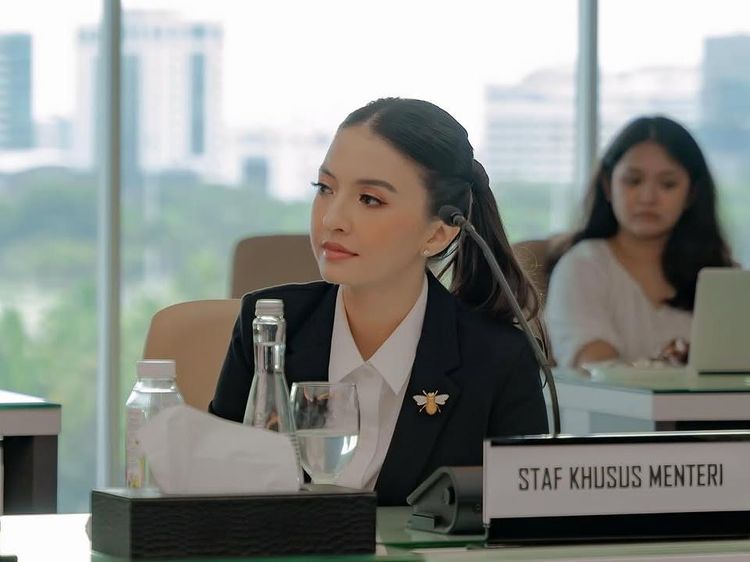7 Gaya Formal Raline Shah Bersetelan Jas saat Dilantik Jadi Stafsus Menteri