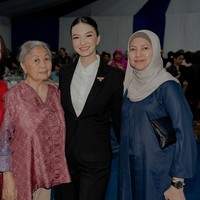 Bros emas berbentuk lebah disematkan di dada kiri, menambah aksen playful namun tetap elegan. Foto: Instagram/@ralineshah