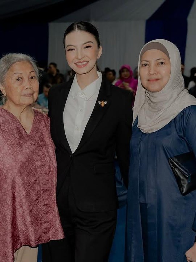 Bros emas berbentuk lebah disematkan di dada kiri, menambah aksen playful namun tetap elegan. Foto: Instagram/@ralineshah