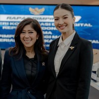 Raline Shah dilantik sebagai staf khusus Menkomdigi pada Senin (13/01/2025) di Kantor Kemkomdigi, Jakarta. Penunjukannya dilakukan langsung oleh Menkomdigi Meutya Hafid. Foto: Instagram/@ralineshah