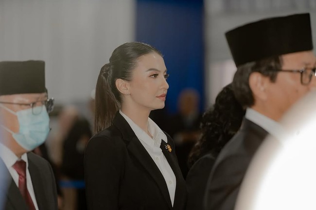 Wanita 39 tahun ini tampil formal dan rapi dengan setelan jas dan celana hitam, dipadu kemeja putih. Foto: Instagram/@ralineshah