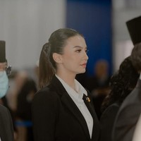 Wanita 39 tahun ini tampil formal dan rapi dengan setelan jas dan celana hitam, dipadu kemeja putih. Foto: Instagram/@ralineshah