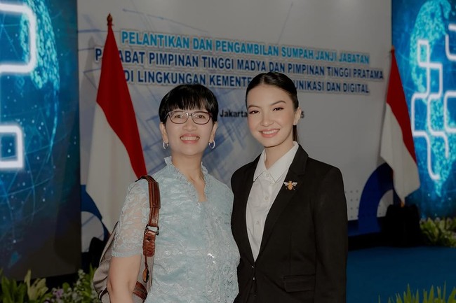 Raline Shah memilih riasan wajah bernuansa nude kecokelatan untuk memperkuat kesan profesional. Lipstik warna soft peach membuat wajahnya tampak segar, dilengkapi blush on yang juga berwarna peach.  Foto: Instagram/@ralineshah