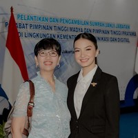 Raline Shah memilih riasan wajah bernuansa nude kecokelatan untuk memperkuat kesan profesional. Lipstik warna soft peach membuat wajahnya tampak segar, dilengkapi blush on yang juga berwarna peach.  Foto: Instagram/@ralineshah