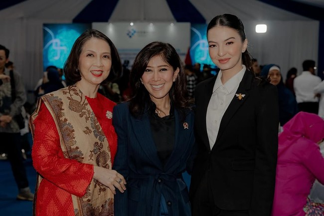 “Saya yakin dan percaya kapasitas saya membangun relasi dan kemitraan mancanegara lumayan baik dan telah berbuah hasil yang nyata untuk perusahaan swasta di mana saya bekerja selama 3 tahun ini. Kenapa tidak untuk negara?” tulis Raline di unggahan foto Instagram. Foto: Instagram/@ralineshah