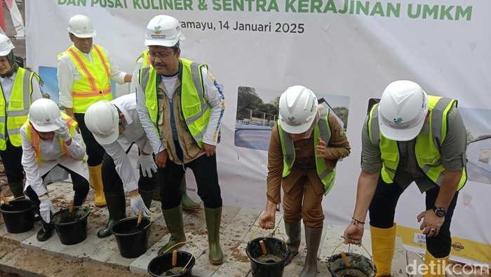 Peletakan batu pertama Masjid Cahaya Zakat di Kampung Nelayan Sejahtera Bermartabat Desa Eretan Kulon, Kecamatan Kandanghaur, Kabupaten Indramayu.