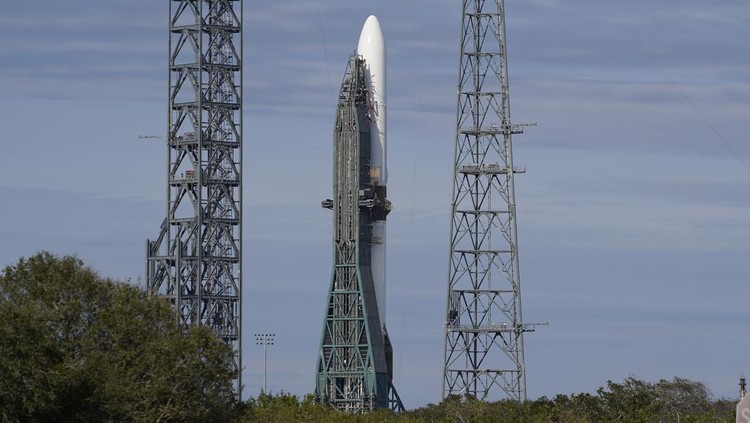 Blue Origins New Glenn rocket stands ready for launch at Complex 36 at the Cape Canaveral Space Force Station, Monday, Jan. 13, 2025, in Cape Canaveral, Fla. Launch is scheduled for early Tuesday morning. (AP Photo/John Raoux)