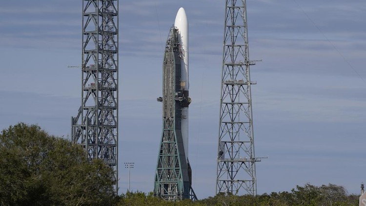Peluncuran Perdana Roket New Glenn milik Blue Origin Ditunda Blue Origins New Glenn rocket stands ready for launch at Complex 36 at the Cape Canaveral Space Force Station, Monday, Jan. 13, 2025, in Cape Canaveral, Fla. Launch is scheduled for early Tuesday morning. (AP Photo/John Raoux)