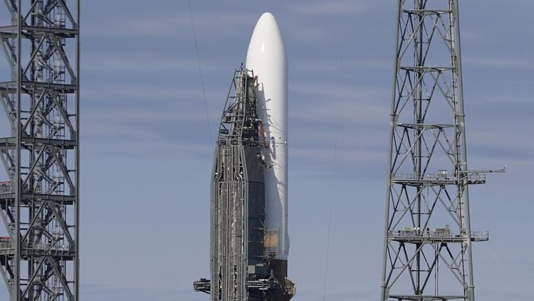 Blue Origins New Glenn rocket stands ready for launch at Complex 36 at the Cape Canaveral Space Force Station, Monday, Jan. 13, 2025, in Cape Canaveral, Fla. Launch is scheduled for early Tuesday morning. (AP Photo/John Raoux)