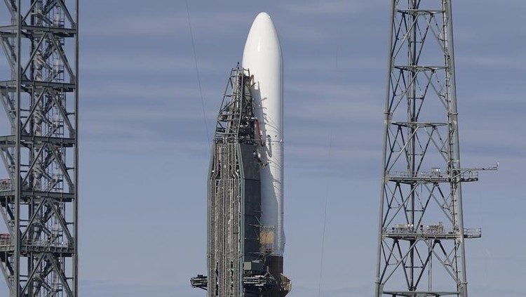 Peluncuran Perdana Roket New Glenn milik Blue Origin Ditunda Blue Origins New Glenn rocket stands ready for launch at Complex 36 at the Cape Canaveral Space Force Station, Monday, Jan. 13, 2025, in Cape Canaveral, Fla. Launch is scheduled for early Tuesday morning. (AP Photo/John Raoux)
