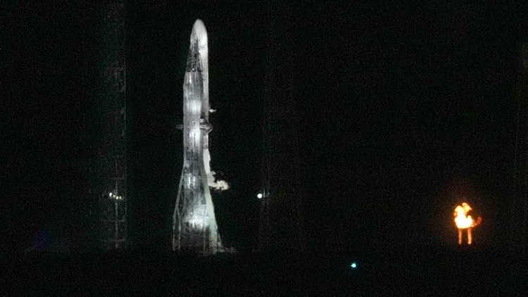 Peluncuran Perdana Roket New Glenn milik Blue Origin Ditunda Blue Origins New Glenn rocket stands ready for launch at Complex 36 at the Cape Canaveral Space Force Station, Monday, Jan. 13, 2025, in Cape Canaveral, Fla. Launch is scheduled for early Tuesday morning. (AP Photo/John Raoux)