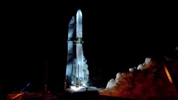 New Glenn, yang telah dalam pengembangan selama sekitar satu dekade, adalah roket kelas orbit pertama milik Blue Origin. Perusahaan ini sebelumnya telah mengoperasikan kendaraan suborbital yang dapat digunakan kembali bernama New Shepard, yang membawa orang dan muatan dalam perjalanan singkat ke luar angkasa.  