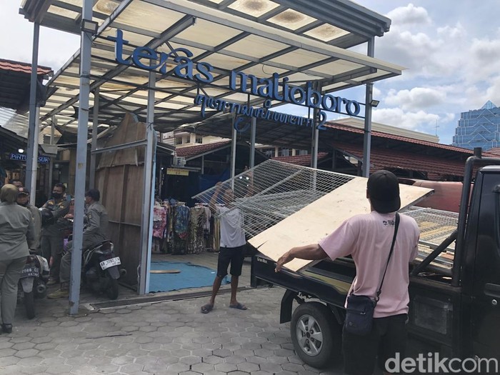 Pembongkaran di Teras Malioboro 2, Jogja, Selasa (14/1/2025) siang.