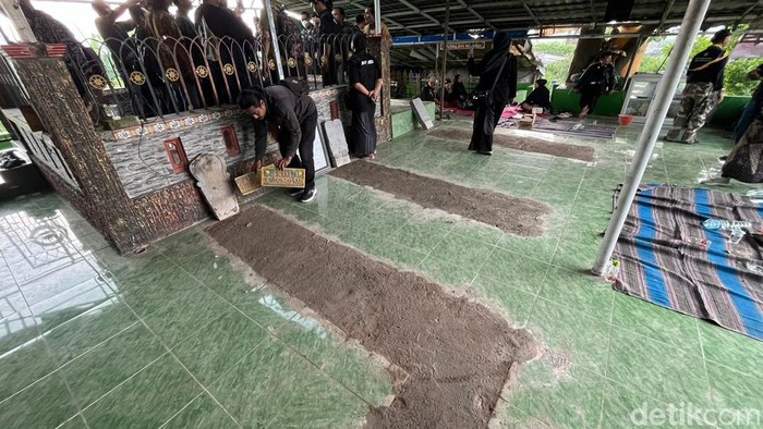 Pembongkaran makam palsu di Mojokerto