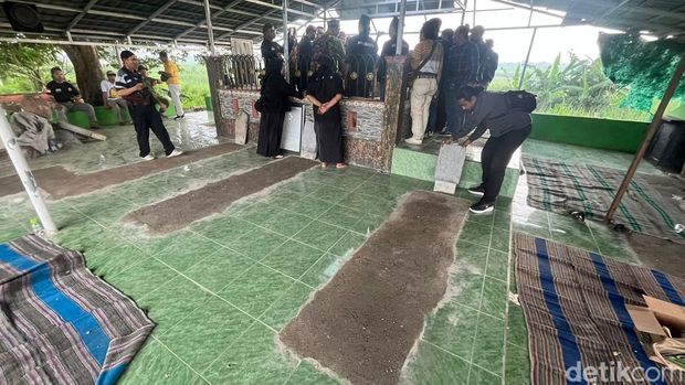 Pembongkaran makam palsu di Mojokerto