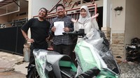 Unit kendaraan diserahkan langsung oleh Wakil Redaktur Pelaksana (Waredpel) detikOto, Luthfi Andika kepada pemenang di Pondok Aren, Tangerang Selatan. Foto: Septian Farhan Nurhuda / detikOto