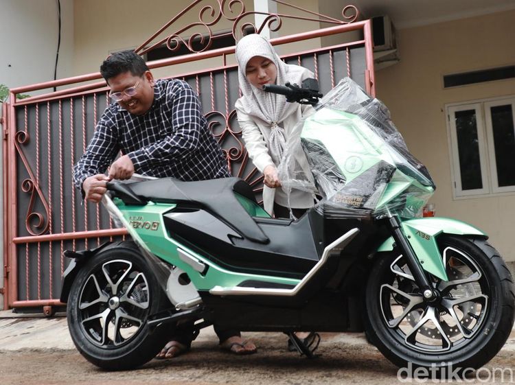 Momen Bahagia Pemenang Kuis detikOto Terima Hadiah Alva Cervo Q