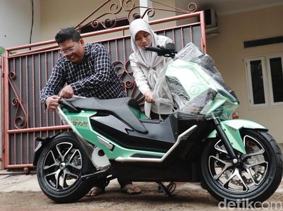 Momen Bahagia Pemenang Kuis detikOto Terima Hadiah Alva Cervo Q