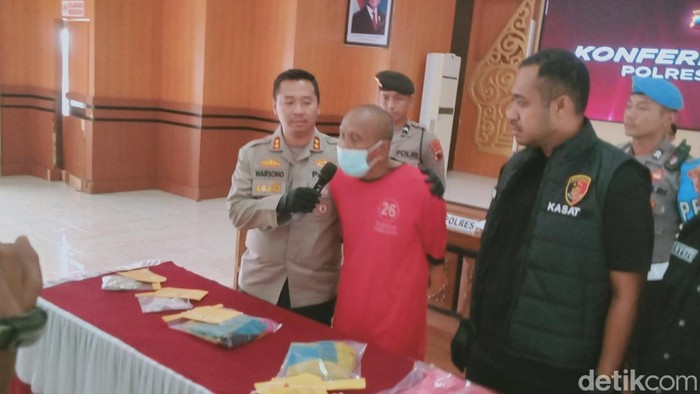 Konferensi pers kasus lansia 67 tahun cabuli bocah SD di Mapolres Klaten, Selasa (14/1/2025).