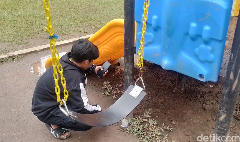 Pencari koin jagat di Taman Langsat