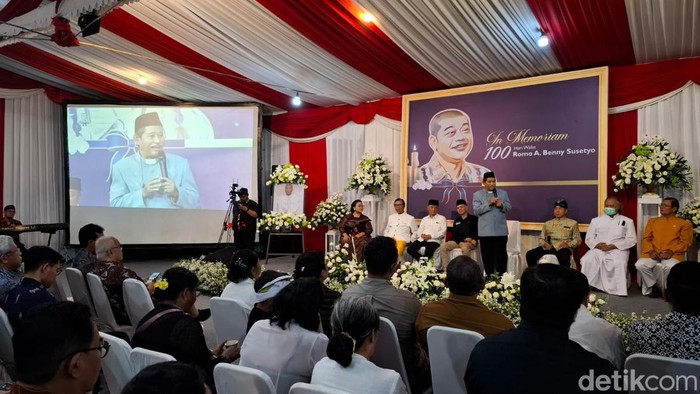 Pendeta Chrsyta saat menceritakan perjalanan hidup Romo Benny.