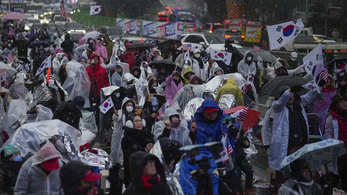 Pendukung Presiden Yoon Suk Yeol Berunjuk Rasa di Tengah Cuaca Membeku Supporters of impeached South Korean President Yoon Suk Yeol shout slogans during a rally to oppose his impeachment near the presidential residence in Seoul, South Korea, Monday, Jan. 13, 2025. (AP Photo/Lee Jin-man)