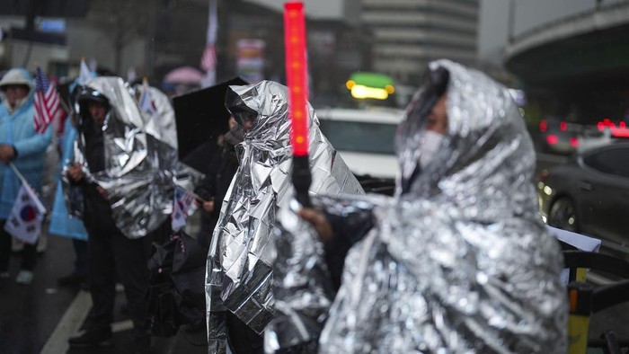 Supporters of impeached South Korean President Yoon Suk Yeol shout slogans during a rally to oppose his impeachment near the presidential residence in Seoul, South Korea, Monday, Jan. 13, 2025. (AP Photo/Lee Jin-man)