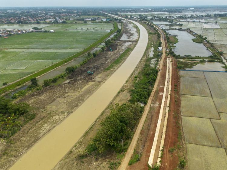 Penampakan dari Udara Saluran Irigasi Padi Hemat Air di Indramayu