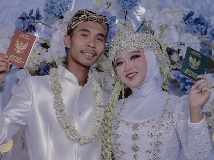Kisah pilu, pengantin pria ini mengenang istrinya yang meninggal dunia setelah satu bulan menjalani rumah tangga. Postingan tersebut langsung viral di TikTok.
