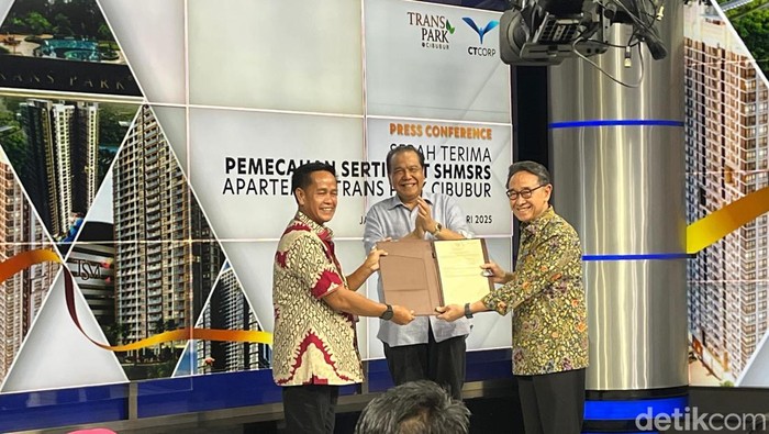 Penyerahan 3.216 sertifikat unit Trans Icon Cibubur oleh Badan Pertanahan Nasional (BPN) Kota Depok di Gedung Transmedia, Jakarta Selatan (Azhar Bagas R/detikcom)
