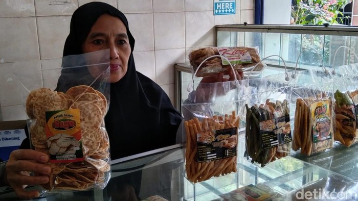 Perajin keripik tempe di Kampung Tempe Sanan Kota Malang