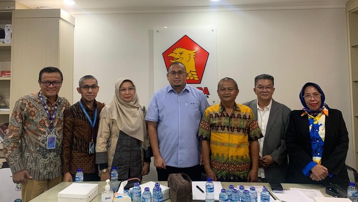 Pertemuan Andre Rosiade (Tengah) dengan pihak PT Pos Indonesia dan Dadang Iskandar korban PHK. (Dok. ist)