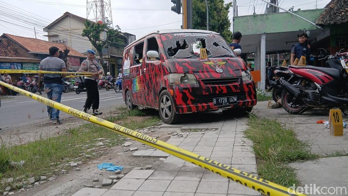 Kendaraan yang dirusak di perempatan traffic light Kelurahan Karangjati, Kecamatan Blora, Selasa (14/1/2025).