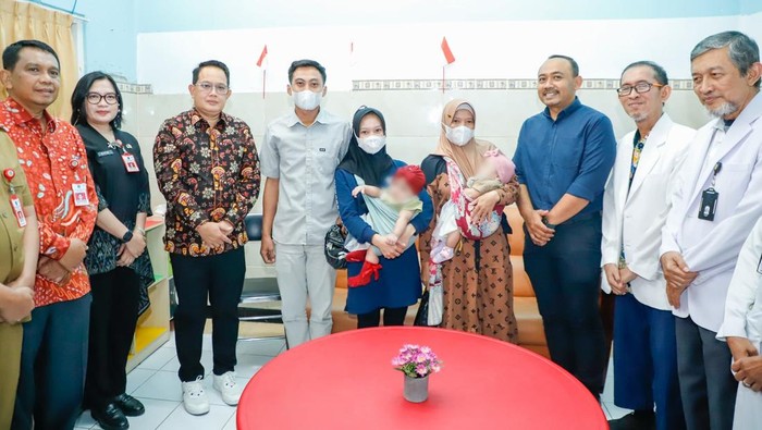 Pj Gubernur Jatim jenguk bayi kembar siam yang baru operasi pemisahan di RSU dr Soetomo