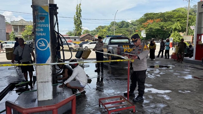 Polisi memasangi garis polisi di SPBU yang terbakar di Wajo.