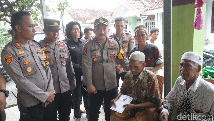 Polisi memberikan santunan pada korban ledakan di Mojokerto