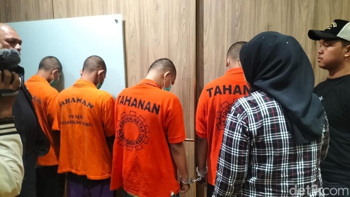 Polisi menangkap 4 pemuda pelaku perdagangan orang yang menjajakan korban sebagai PSK di Jaksel.