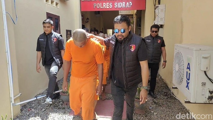 Polisi mengamankan 11 sindikat sobis modus jual motor fiktif.
