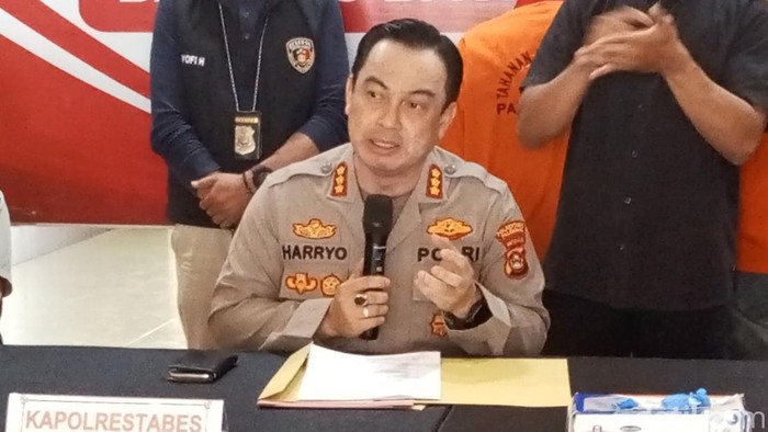 Polrestabes Palembang gelar ungkap kasus pembacokan juru parkir-bocah 7 tahun di Palembang.
