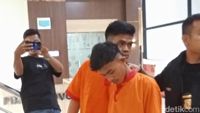 Polrestabes Palembang gelar ungkap kasus pembacokan juru parkir-bocah 7 tahun di Palembang.