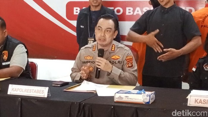 Polrestabes Palembang gelar ungkap kasus pembacokan juru parkir-bocah 7 tahun di Palembang.