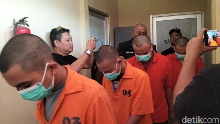 Polsek Kebayoran Baru menangkap 4 komplotan pelaku perdagangan orang yang menjual korban sebagai PSK di hotel Jaksel.