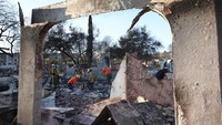 Kebakaran hutan yang hebat di Los Angeles County, yang dipicu oleh kondisi kekeringan parah dan angin kencang, telah menghancurkan lebih dari 12.300 bangunan hingga Senin.