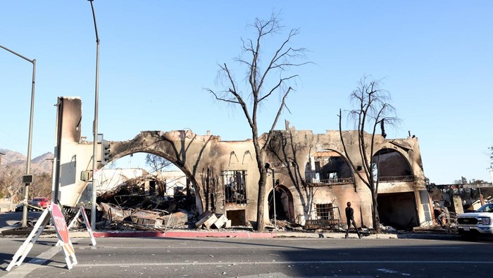 Porak Poranda Altadena California Diamuk Kebakaran Hutan A view of a pool at the site of a home which was burned during the Eaton fire in Altadena, California, U.S., January 13, 2025. REUTERS/Mario Anzuoni