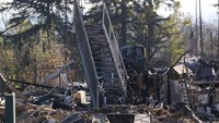 Altadena masih dalam keadaan siaga tinggi terhadap kobaran api yang bergerak cepat di tengah kondisi berangin. Di salah satu lingkungan perumahan yang hancur di Altadena, beberapa keluarga berusaha mengirim anak-anak mereka ke rumah saudara karena mereka kehilangan hampir semua barang di rumah mereka dan sekarang tinggal di semacam perumahan sementara.