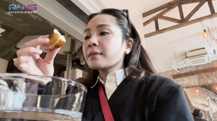 Potret Nagita Slavina Jajan di Korea dengan Wajah Bengkak Usai Perawatan Potret Nagita Slavina Jajan di Korea dengan Wajah Bengkak Usai Perawatan
