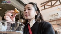 Bersama adiknya, Caca Tengker, Nagita sempatkan ke London Bagel Museum di Seoul. Ia memesan beberapa menu, termasuk bagel klasik pakai butter. Foto: YouTube Rans Entertainment